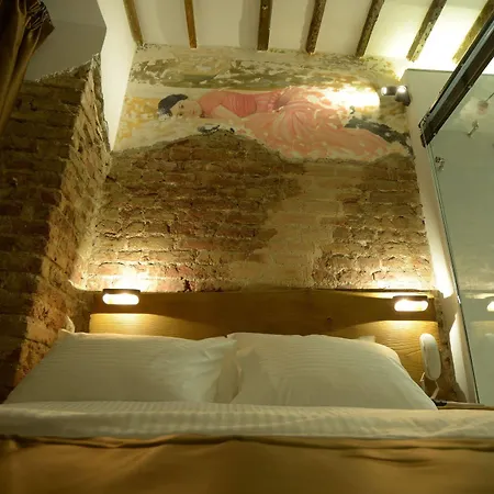 Gen Suites Pera