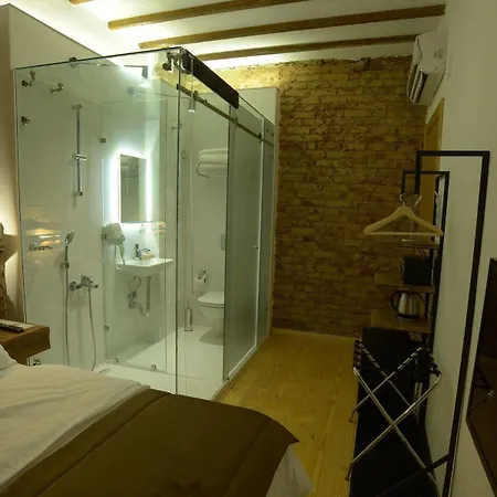 Gen Suites Pera 2*